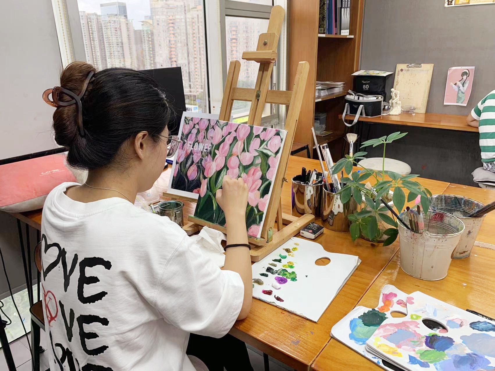 福田成人学画画，下班后开启艺术人生